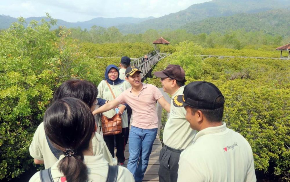 Bupati Trenggalek Nur Arifin saat mendampingi perwakilan dari Temasek Foundation International
