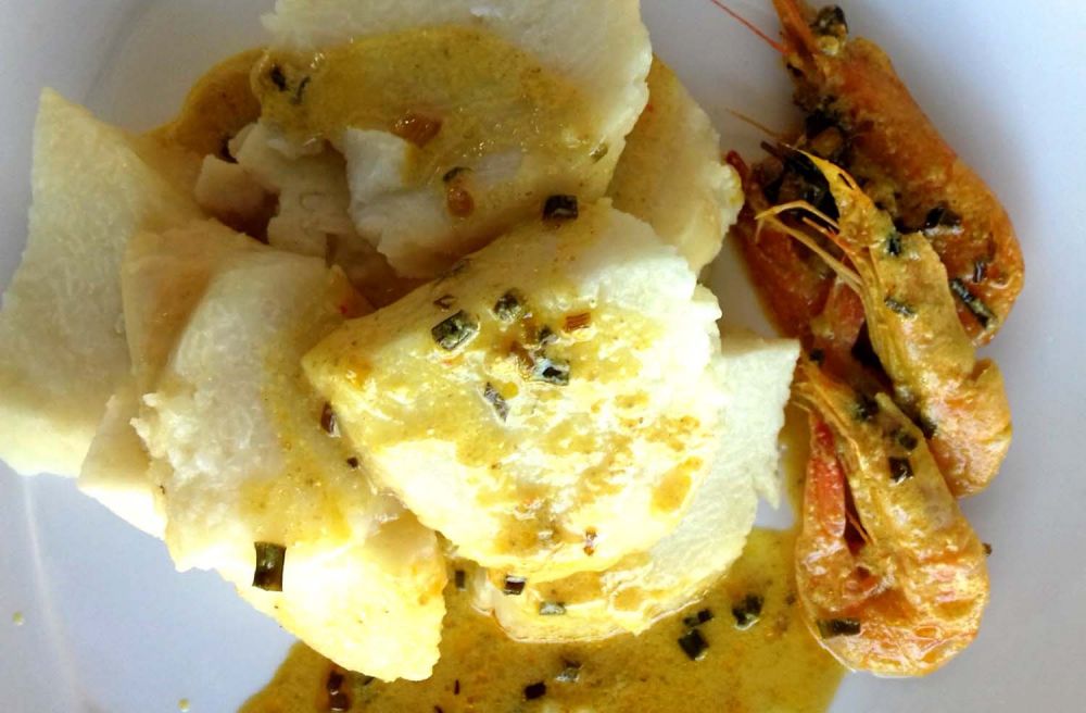 Menu Ketupat Kare Pantura di warung legendaris Dusun Mulyorejo, Desa Dalegan, Kecamatan Panceng, Kabupaten Gresik