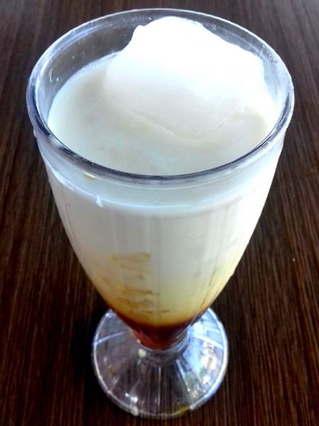 Dawet siwalan menjadi minuman pelengkap menu Ketupat Kare Pantura di warung legendaris Dusun Mulyorejo, Desa Dalegan, Kecamatan Panceng, Kabupaten Gresik