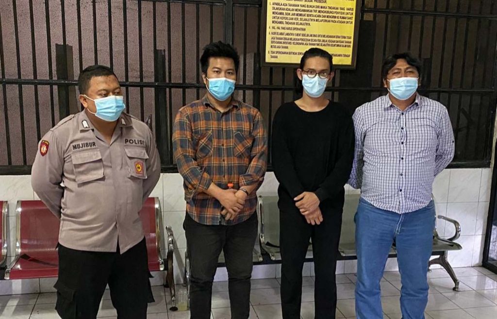 Dua kurir ganja sintetis (tengah) diamankan di Mapolrestabes Surabaya