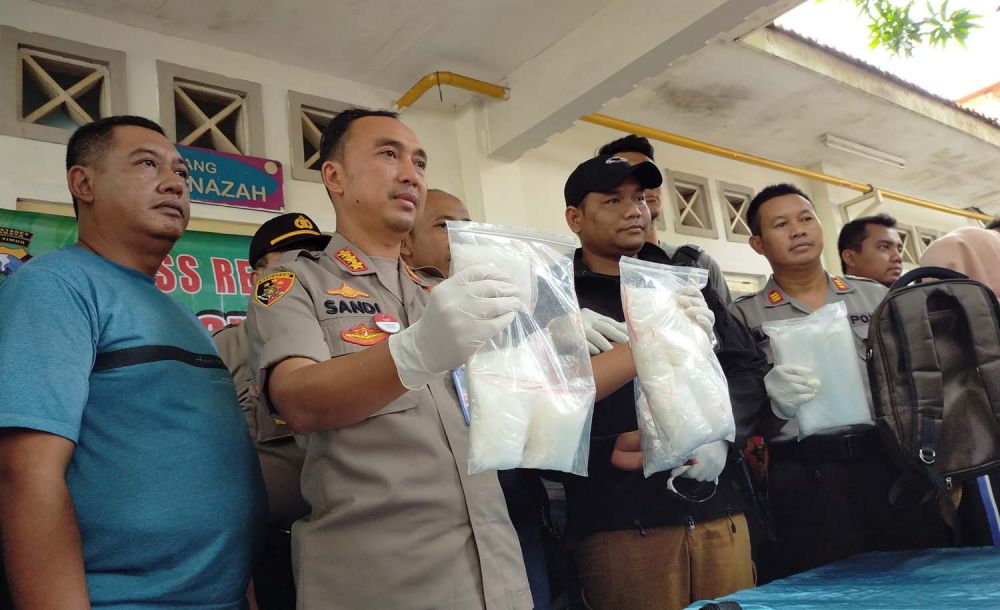Kapolrestabes Surabaya Kombes Pol Sandi Nugroho dan Kasatresnarkoba AKBP Memo Ardian membeberkan barang bukti narkoba miik kurir yang ditembak mati 