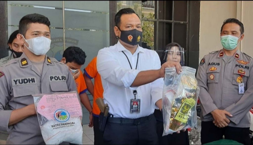 Barang bukti sabu 1 kilogram dan dua kurir narkoba diamankan Satresnarkoba Polrestabes Surabaya