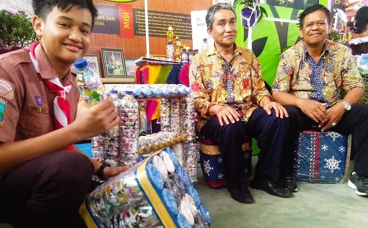 Keren Pelajar di Surabaya  Ciptakan Kursi  dari Botol Bekas 