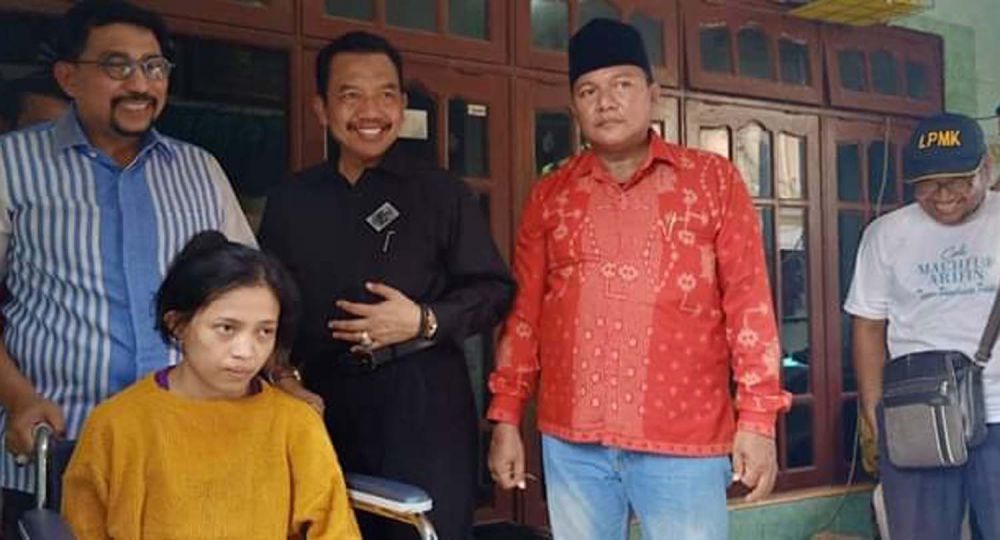Warda Ningsih saat duduk di kursi roda pemberian Machfud Arifin