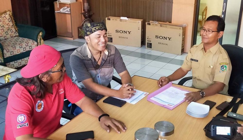Perwakilan Keluarga Migran Indonesia (KAMI) saat melayangkan somasi atas lagu Corona di Kantor Disbudpar Banyuwangi