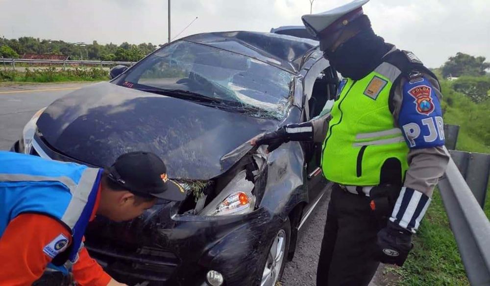Toyota Avanza yang mengalami kecelakaan tunggal di Tol Surabaya-Mojokerto (SuMo)
