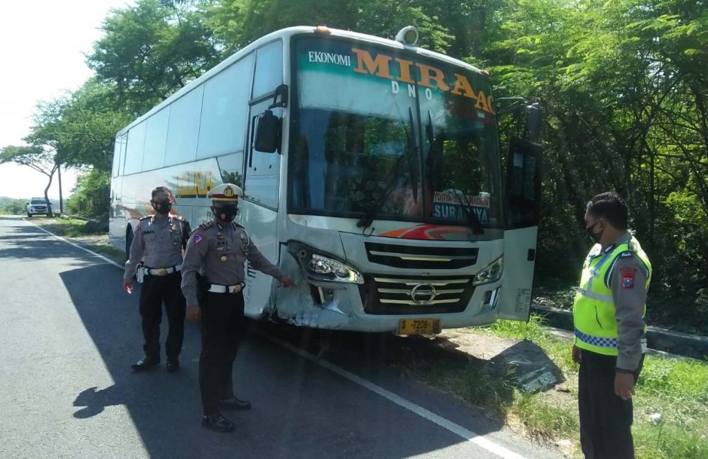 Bus Mira yang terlibat kecelakaan di Madiun diamankan polisi