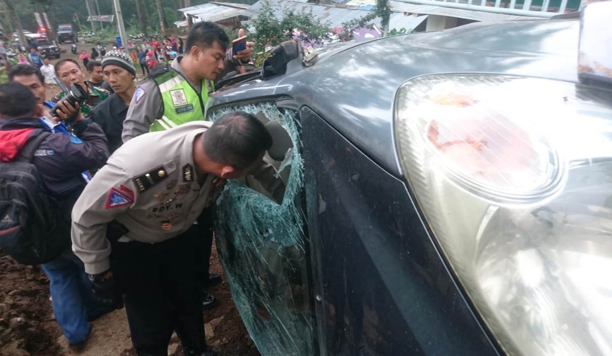 Polisi melalukan oleh TKP kecelakaan mobil Avanza terperosok ke jurang di Pacet, Mojokerto