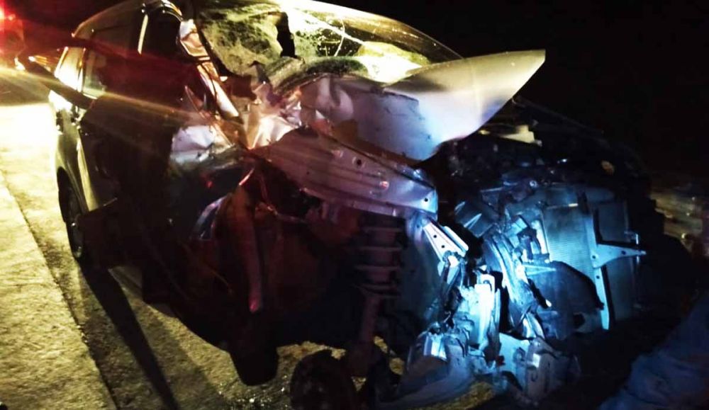 Mobil Toyota Avanza ringsek setelah menabrak bagian belakang truk di Tol Pandaan-Malang