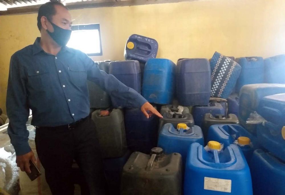 Arak jowo yang diangkut pikap yang terlibat kecelakaan di Ponorogo