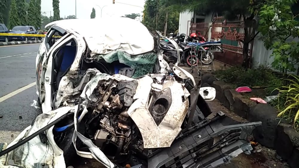 Kondisi salah satu kendaraan yang terlibat kecelakaan beruntun di Jalan Raya Surabaya-Malang, Pasuruan