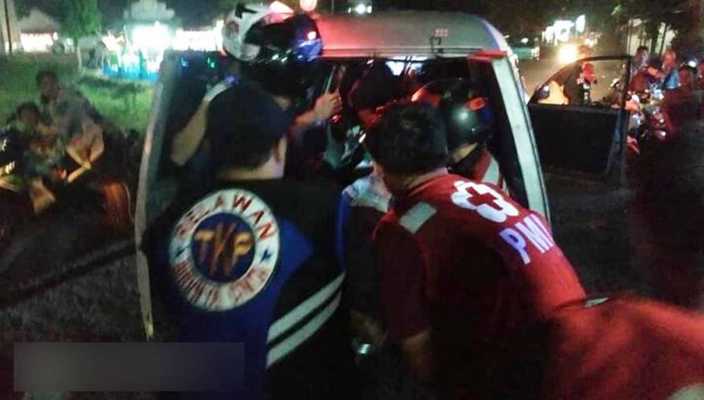 Petugas mengevakuasi korban kecelakaan di Mojokerto