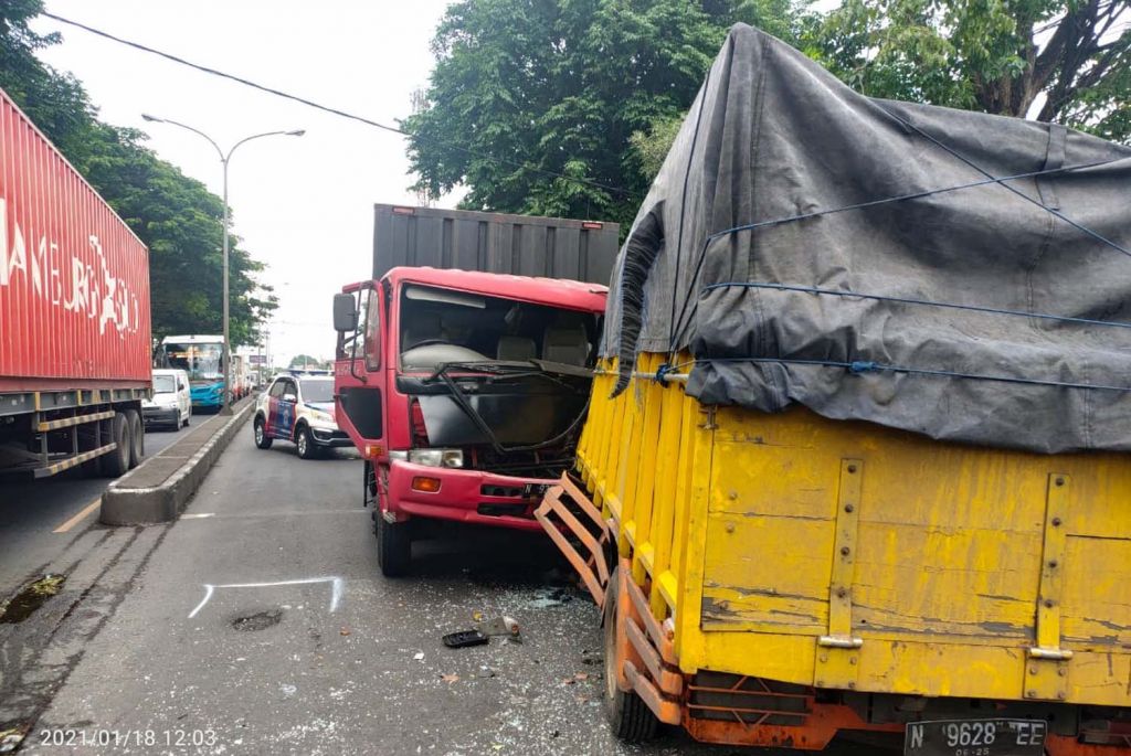Kecelakaan melibatkan tiga truk di Jalur Surabaya-Malang, Pasuruan