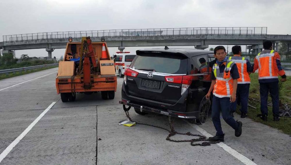 Petugas mengevakuasi mobil Toyota Innova yang kecelakaan di Tol Jombang-Mojokerto