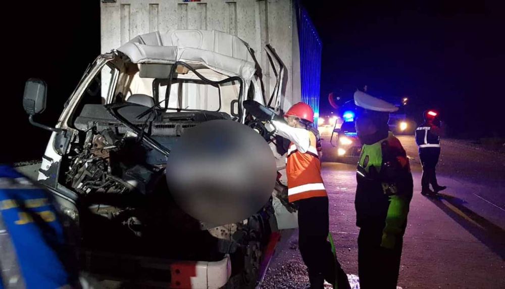 Kecelakaan di Tol Ngawi Kernet Truk  Boks Berlogo JNE  Tewas