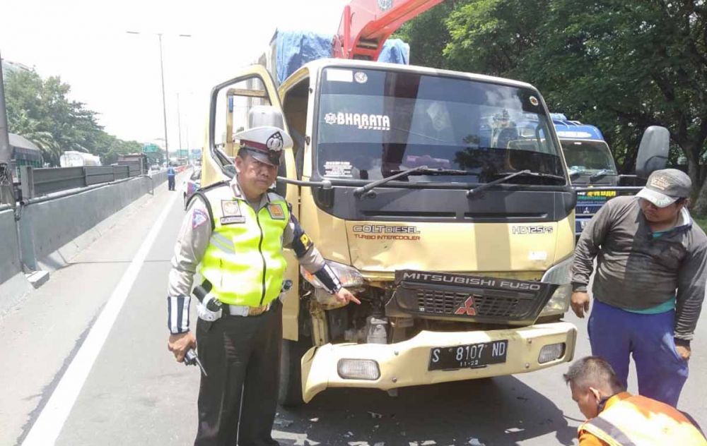  Truk  Engkel  Seruduk Mobil Pikap di Tol Waru Satelit