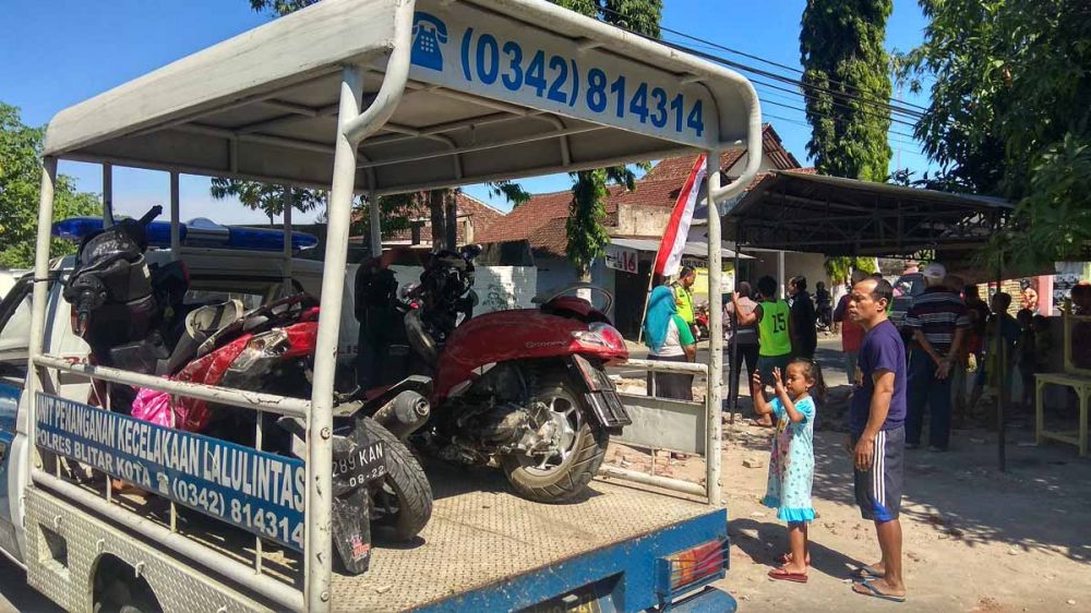 Dua motor yang dikendarai satu keluarga rusak parah setelah ditabrak Toyota Avanza di Kota Blitar