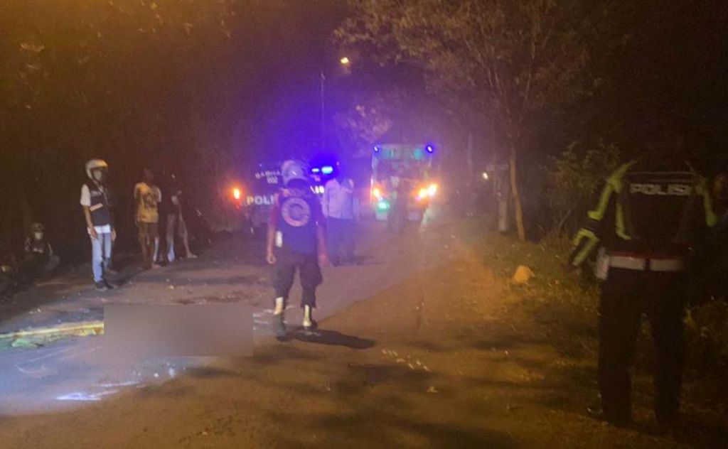 Polisi melakukan olah TKP di lokasi kecelakaan