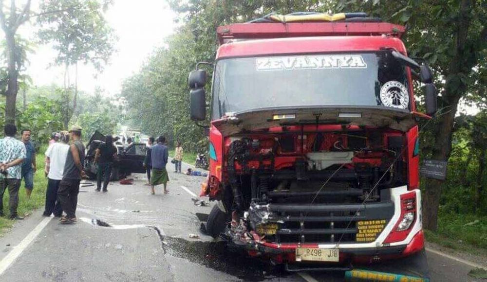 Truk tronton mengalami kerusakan pada bagian depan