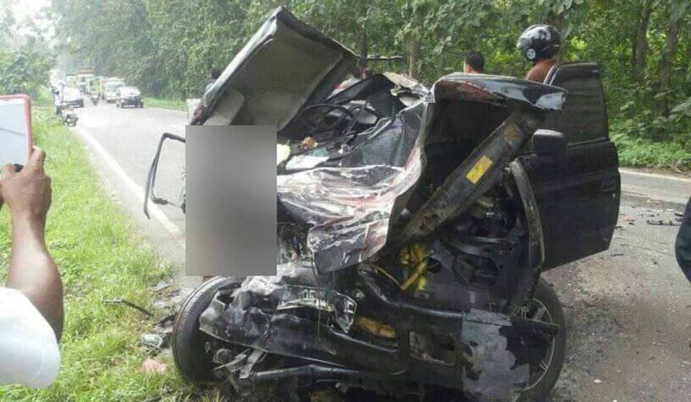 Mobil pikap Isuzu Panther hancur setelah menabrak truk tronton