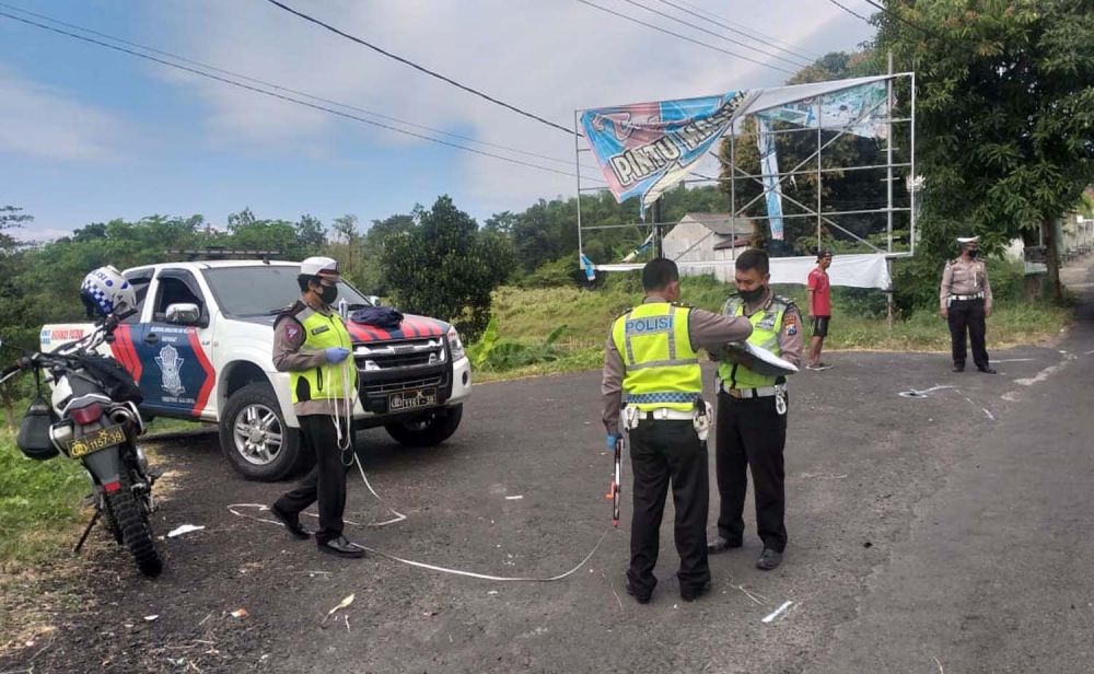 Unit Laka Satlantas Polres Pasuruan melakukan olah TKP di lokasi kecelakaan dua motor