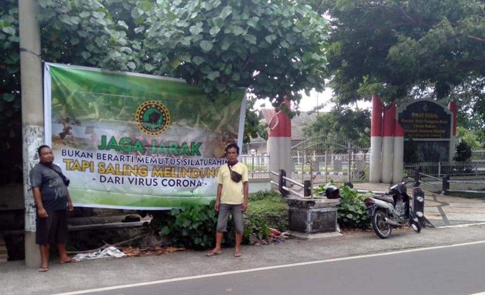 Laskar Sasar juga memasang spanduk imbauan tentang Covid-19 di sejumlah titik di NTB