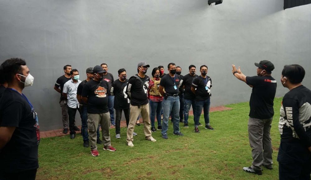 Kasat Resnarkoba Polrestabes Surabaya AKBP Memo Ardian memberikan pengarahan sebelum latihan menembak di Lapangan Tembak Arjuna