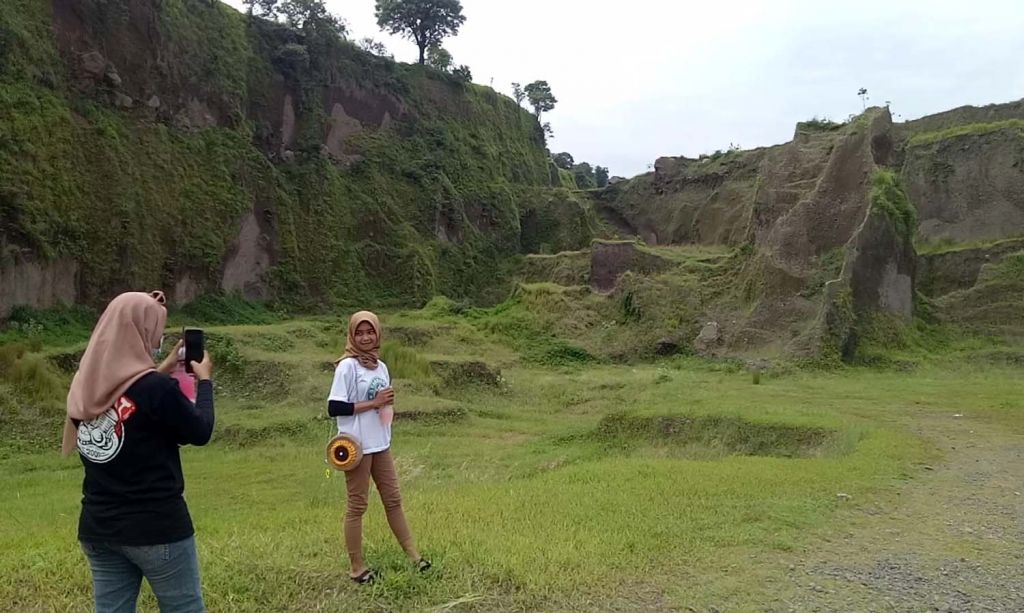 Pengunjung mengabadikan keindahan alam Lembah Dieng Pasuruan