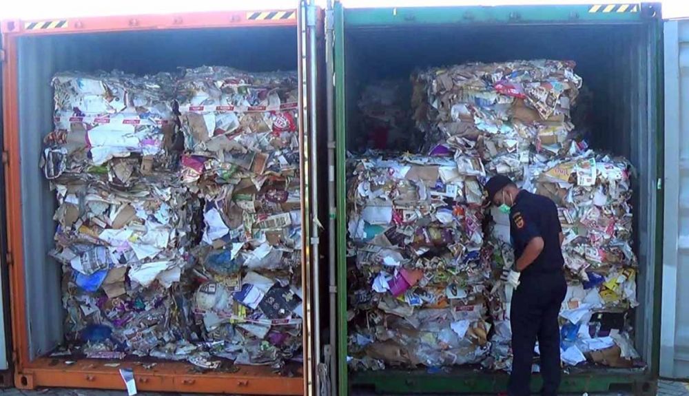 Kontainer berisi kertas bekas terpapar limbah diamankan Bea Cukai Tanjung Perak, Surabaya