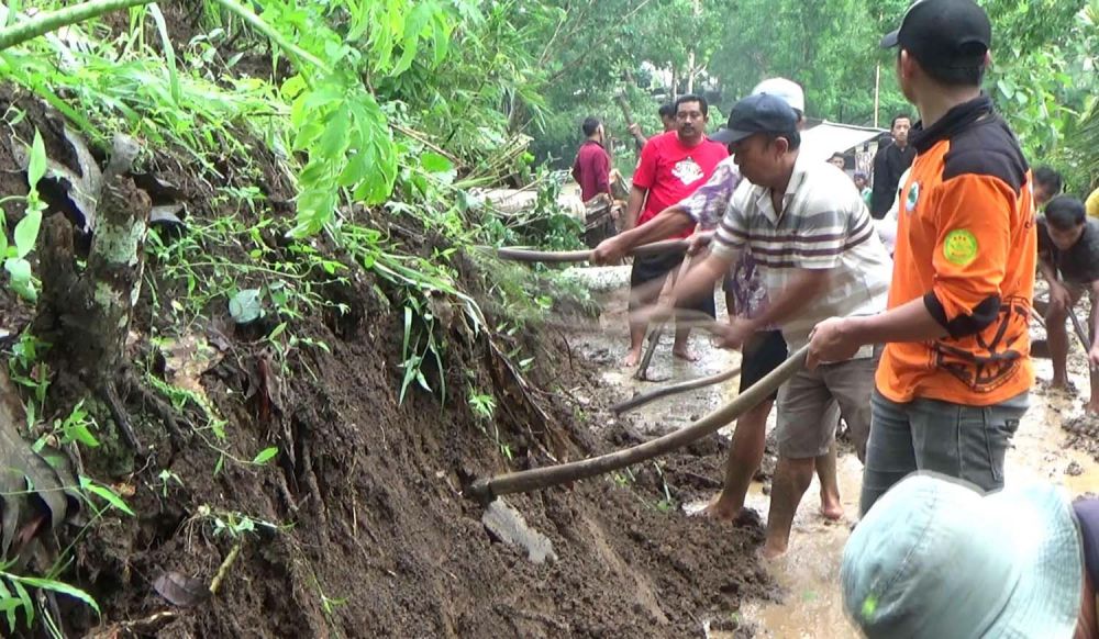 Warga bergotong royong membersihkan material longsor