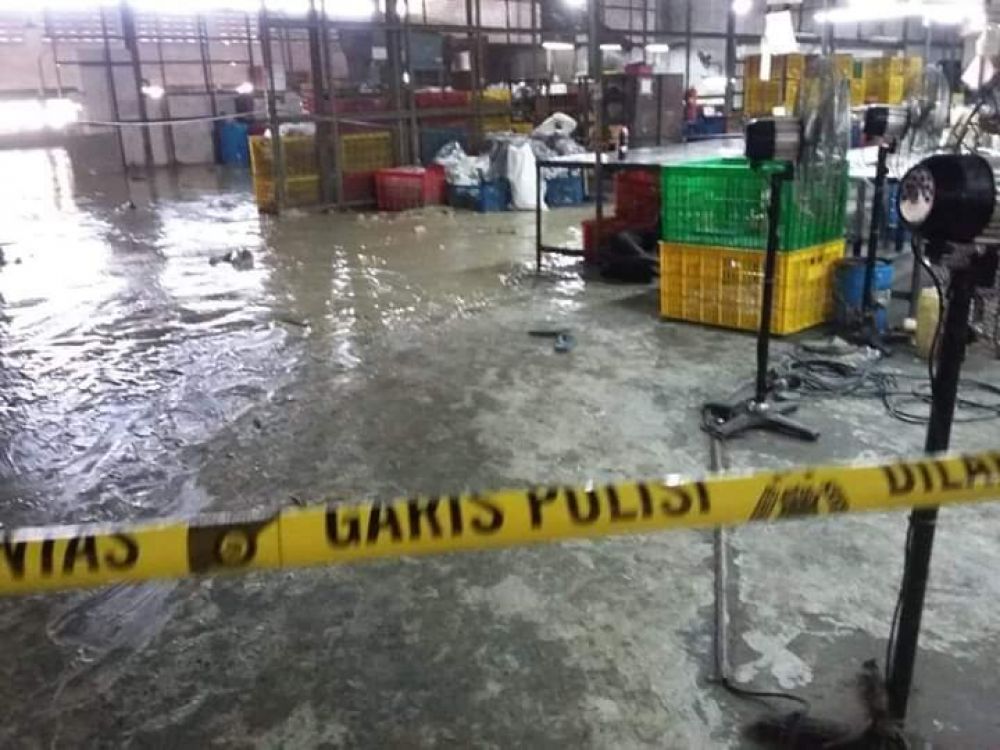 Garis polisi dipasang di lokasi luapan lumpur PT Sinar Suri, Surabaya