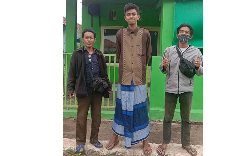 Lukman Hakim Pratama (tengah), pemuda di Kota Probolinggo bertinggi badan 2 meter