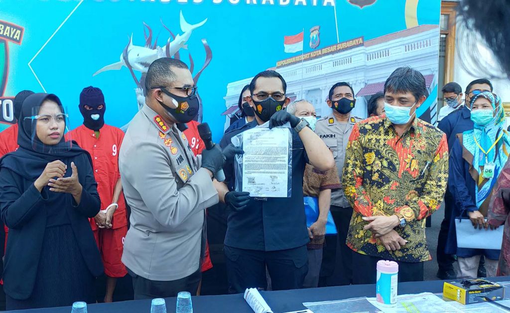 Satgas Anti Mafia Tanah Jogo Suroboyo (Samata Joyo) Polrestabes Surabaya membongkar praktik mafia tanah libatkan tiga tersangka