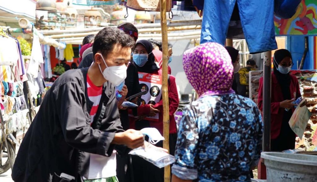 Para mahasiswa FIK UMSurabaya memberikan edukasi prokes ke warga pesisir Sukolilo