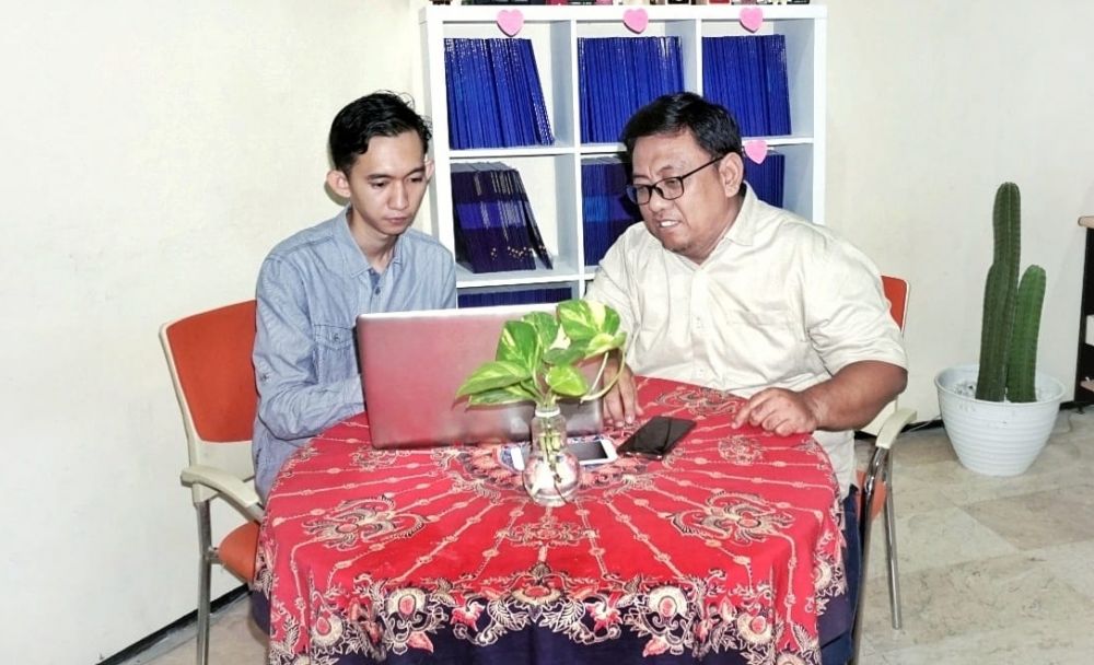 Trio Wicaksono bersama dosen pembimbing Untag Surabaya