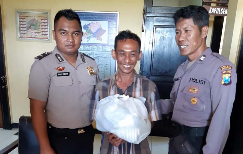 Pelaku bersama lampu-lampu LED yang dicurinya diamankan di Mapolsek Bangil
