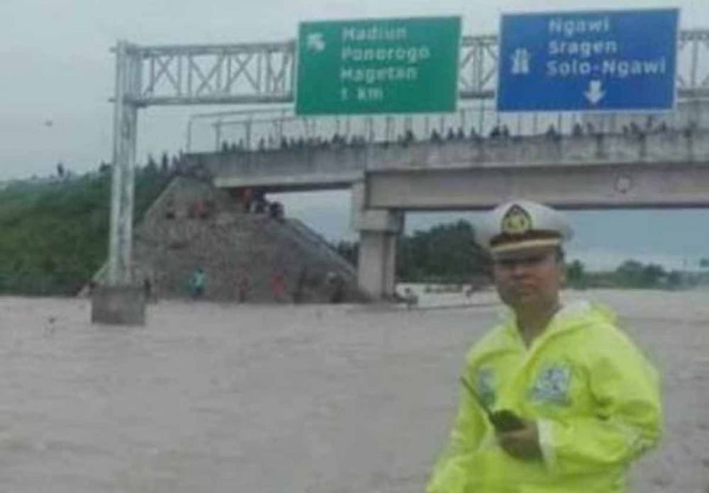 Jalan Tol Madiun KM 604-603 terendam banjir