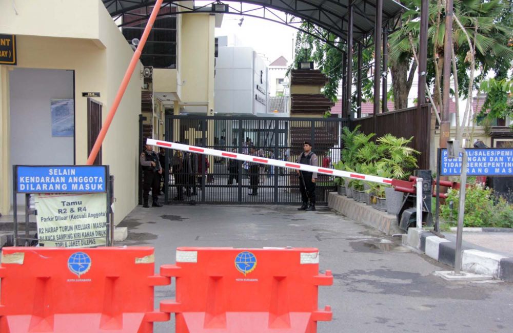 Mapolrestabes Surabaya diperketat pascaledakan bom di Mapolrestabes Medan (Foto-foto: Istimewa)