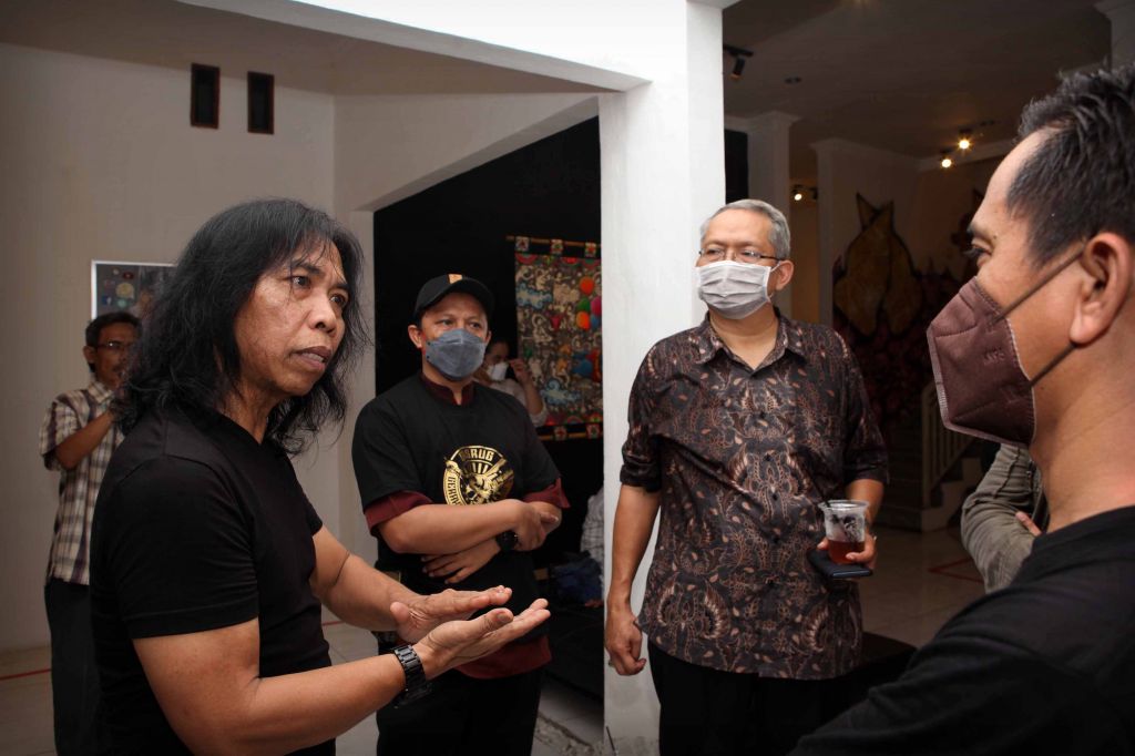 Seniman kenamaan Mas Dibyo saat pameran Gresik Art. (Foto: Sahlul Fahmi/jatimnow.com)