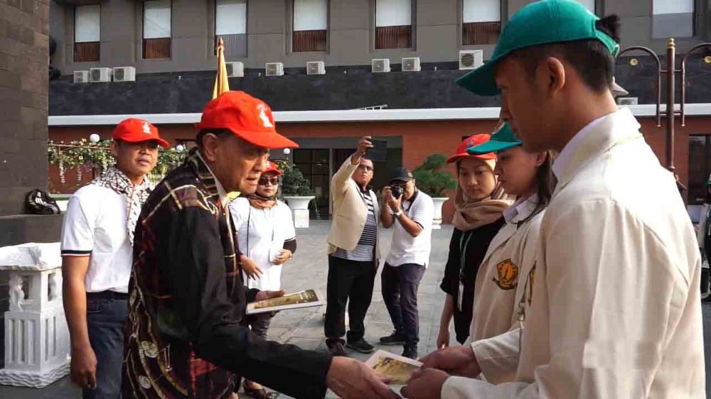 Ketua Pengurus Yayasan Wijaya Kusuma, Drs Soedjatmiko saat melepas rombongan napak tilas