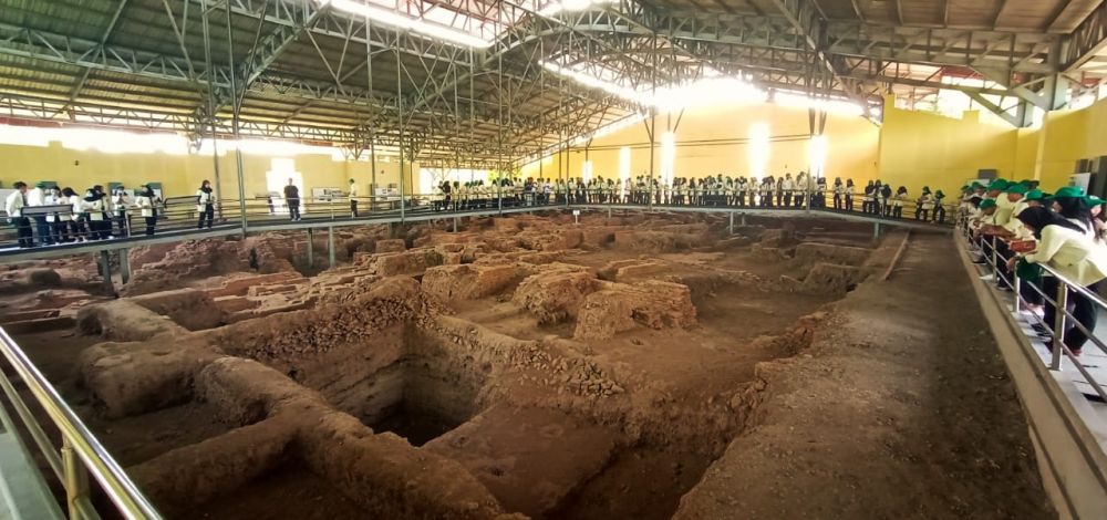 Salah satu tempat bersejarah yang dikunjungi para mahasiswa UWK Surabaya dalam masa orientasi