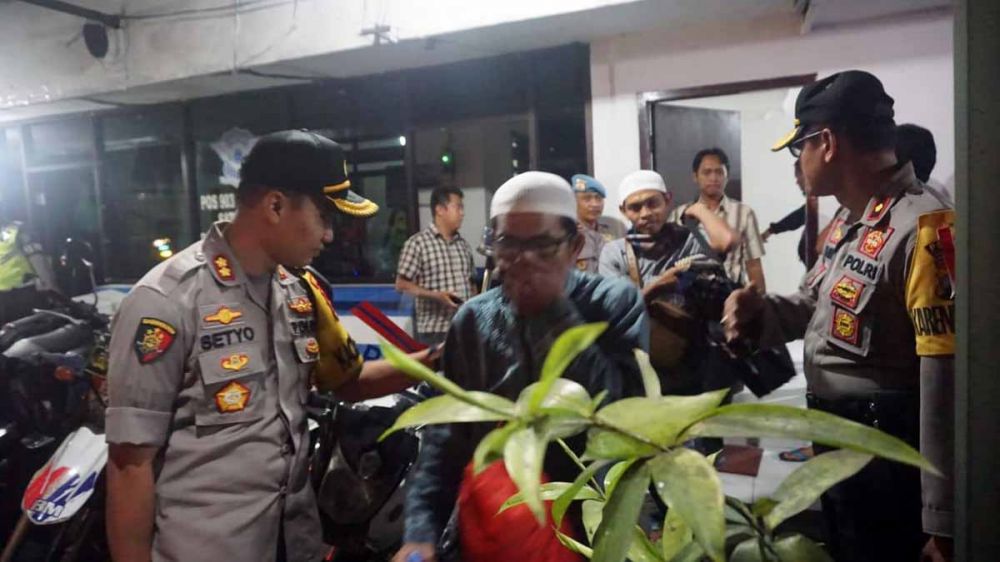 Kapolres Mojokerto, AKBP Setyo Koes Heriyatno (kiri) menggiring 10 orang yang digagalkan berangkat ke Jakarta