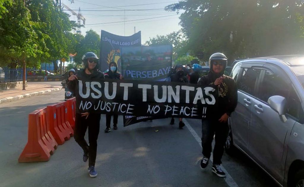 Aksi solidaritas ratusan teman Zainal Fattah alias Inul di Mapolres Pelabuhan Tanjung Perak, Surabaya