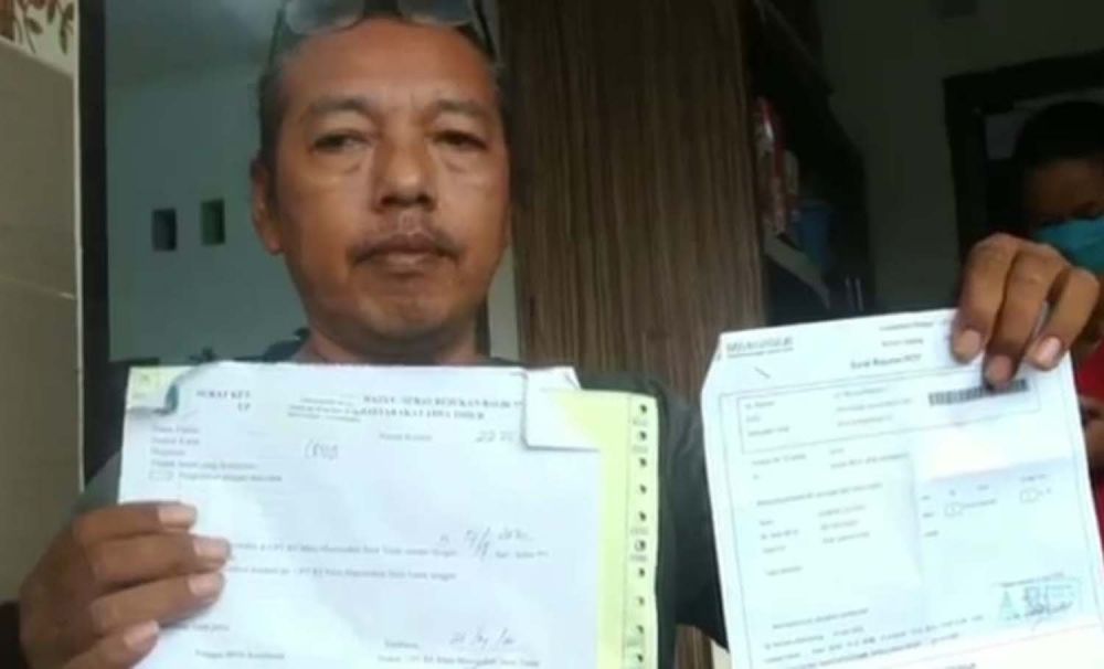 Nanang Suyono menunjukkan hasil periksa matanya ke seorang dokter spesialis