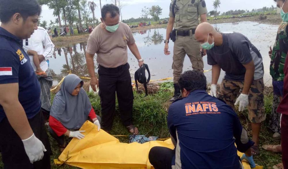 Tim Inafis Polres Situbondo dan Polsek Jangkar melakukan identifikasi dan evakuasi mayat bayi dalam karung