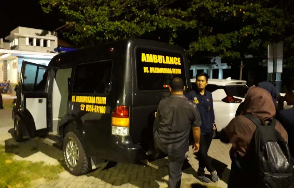 Tim Forensik Polda Jatim Cabang RS Bhayangkara Kediri melakukan autopsi mayat bayi di RSUD dr Harjono Ponorogo
