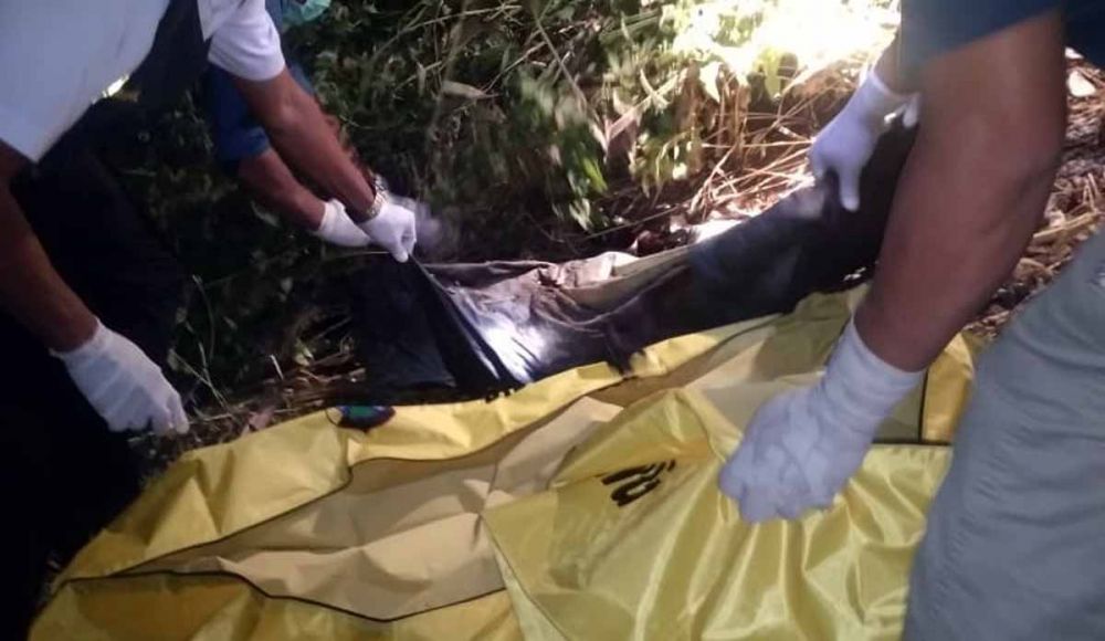 Petugas mengevakuasi mayat perempuan misterius yang ditemukan di Ponorogo