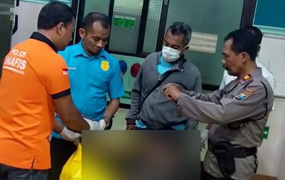 Mayat pria penuh luka dievakuasi ke RSUD Jombang untuk diautopsi