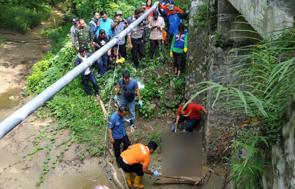 Evakuasi mayat remaja pria yang ditemukan di bawah jembatan di Kemlagi, Mojokerto 
