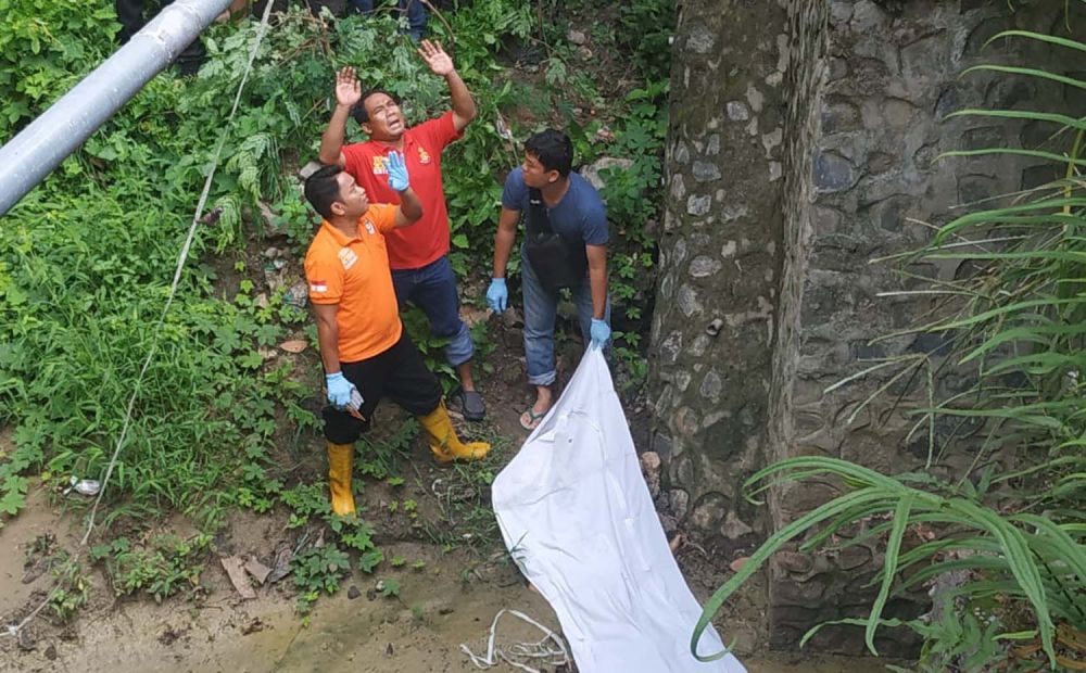 Proses evakuasi mayat Ardio di bawah Jembatan Gumul, Kemlagi, Mojokerto